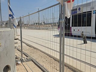 גידור מתחם דפו הטייסים לרכבת הקלה - תמונה: 1