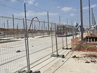 גידור מתחם דפו הטייסים לרכבת הקלה - תמונה: 2