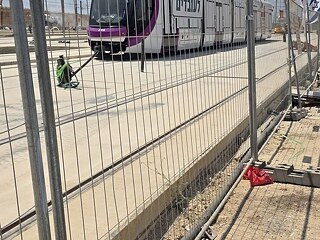 גידור מתחם דפו הטייסים לרכבת הקלה - תמונה: 4